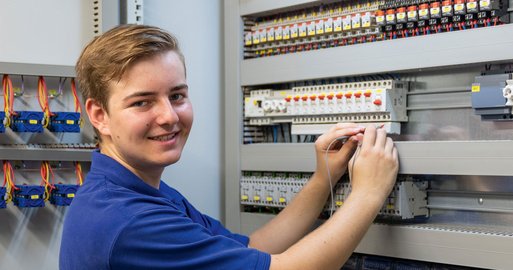 Lehrling verdrahtet einen Schaltschrank in der Lehrlingswerkstatt